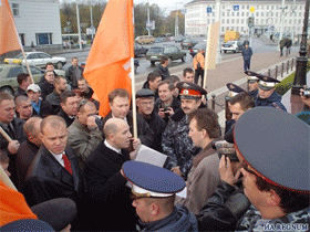 Участники митинга в Калининграде и сотрудники милиции. Фото ИА Regnum