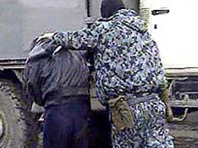 СОБР задерживает человека, фото с сайта cry.ru (С)