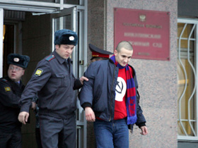Активиста НБП выводят из захваченного суда, фото с сайта НБП-Инфо (С)