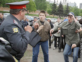 Милиционер дерется с нацболами, фото с сайта "Коммерсант" (С)