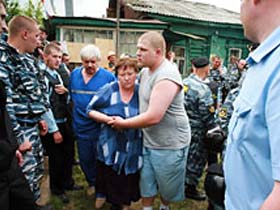 Жители Бутова и ОМОН. Фото РИА "Новости" (с)