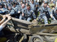 ОМОН ломает забор поселка в Бутово. Фото с сайта bashrevcom.ru (С).