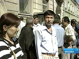 Киргизы у избирательного участка в Москве. Кадр Первого канала