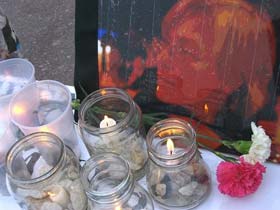 Свечи на акции памяти Политковской в Екатеринбурге. Фото Егора Харитонова, для Каспарова.Ru (c)
