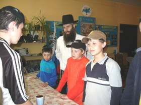 Еврейские мальчики и раввин. Фото: jewish.ru