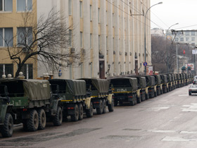 Колонна внутренних войск неподалеку от Славянской площади. Фото Каспарова.Ru (c)