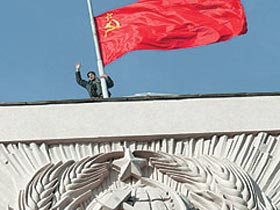 Коммунист на крыше Государственной думы РФ. Фото с сайта www.cprf.ru