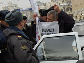 Задержание активиста ОГФ . Фото: Ларисы Верчиновой. kasparov.ru