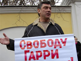 Борис Немцов на Петровке, 38. Фото: Ларисы Верчиновой. kasparov.ru