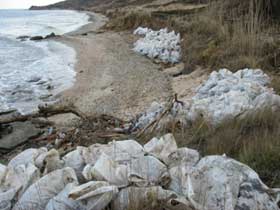 Мешки с мазутом на берегах Тамани. Фото: Экологическая Вахта по Северному Кавказу