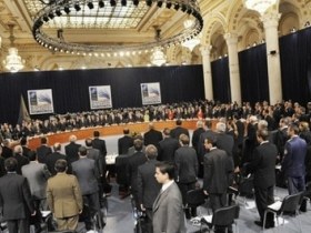 Минута молчания на саммите НАТО в Бухаресте. Фото с сайта yahoo.com