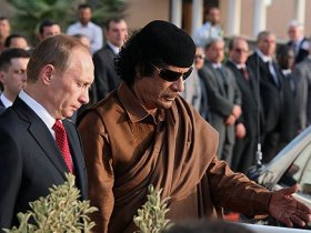 Владимир Путин и Муамар Каддафи. Фото газеты "Коммерсант"
