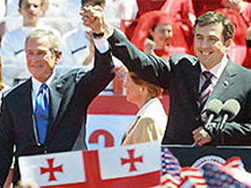 Джордж Буш и Михаил Саакашвили. Фото: peacekeeper.ru