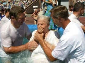Крещение "Свидетели Иеговы". Фото с сайта http://www.usinfo.ru