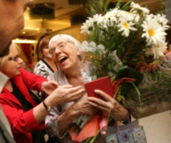 Людмила Алексеева на своем дне рождения. Фото с сайта "Российской газеты".