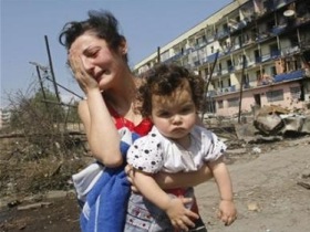 Жительница Гори у разрушенного дома. Фото с сайта yahoo.com