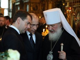 Патриарх Кирилл с Дмитрием Медведевым и Владимиром Путиным. Фото: с сайта pryaniki.org