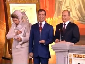 Дмитрий Медведев с супругой и Владимир Путин без супруги на пасхальном богослужении. Кадр Первого канала. 
