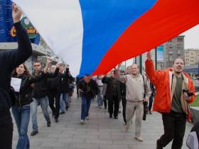 Шествие в День российского флага. Фото: Каспаров.Ru