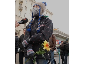 Чистопрудный бульвар, участница траурной акции с цветами. Фото: Каспаров.Ru