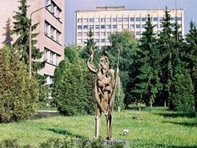 Памятник "Дорогу осилит идущий" возле МИФИ. Фото: Gzt.Ru