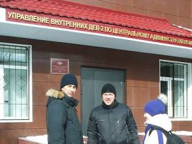 Друзья задержанный у здания УВД, фото с сайта rmx.ru