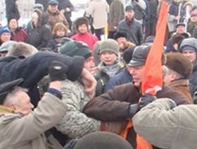 Нападение провокаторов, фото Александра Юфрякова, Каспаров.Ru