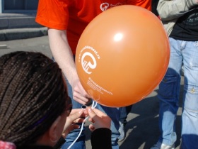 Воздушный шарик с логотипом "Солидарности". Фото Анастасии Петровой/Каспаров.Ru.