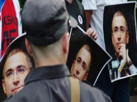 Пикет в поддержку михаила Ходорковского. Фото с сайта www.vesti.kz