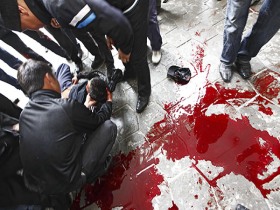 Последствия работы снайперов во время волнений в Бишкеке. Фото с сайта www.mr-msk.ru