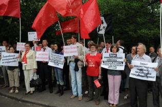 Митинг у  польского посольства 8 июня 2010 года. Фото с сайта www.kprf.ru