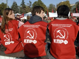 Молодые коммунисты. Фото с сайта www.gdb.rferl.org