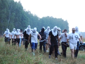 Напавшие на лагерь экологов. Фото: Вероника Максимюк/Каспаров.Ru