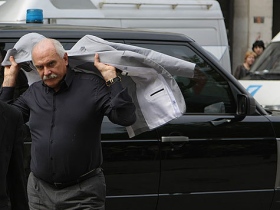 Михалков и машина с мигалкой. Фото с сайта www.mk.ru