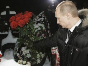Путин у могилы Свиридова. Фото: daylife.com