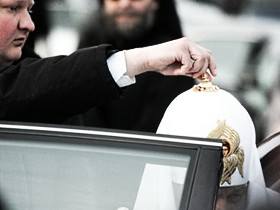 Охрана сажает патриарха в машину. Фото с сайта фонда "Здравомыслие".