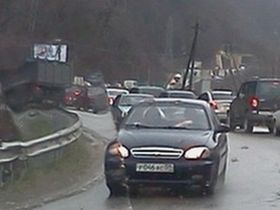 Пробка на автотрассе в Сочи, фрагмент фото с сайта sochi-24.ru