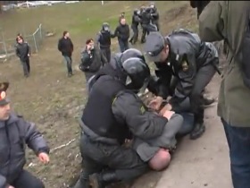 Фрагмент видеозаписи Олега Козырева с задержанием химкинских экологов