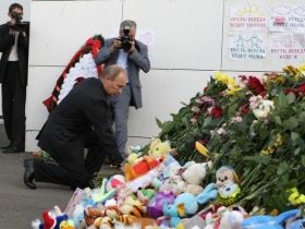 Владимир Путин на месте траура по погибшим в крушении 