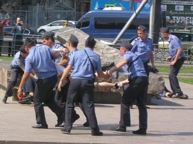 Задержание участников забастовки у Соловецкого камня. Фото "Другой России"