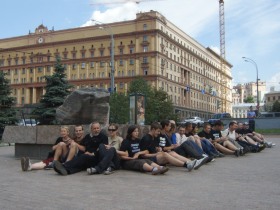 Участники забастовки у Соловецкого камня. Фото Каспарова.Ru