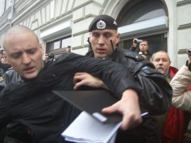 Задержание Сергея Удальцова на акции за честные выборы. Фото Каспарова.Ru
