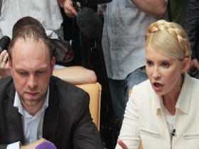 Юлия Тимошенко с адвокатом. Фото с сайта http://novostey.com