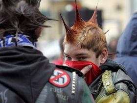 Антифашисты. Фото с сайта svobodanews.ru