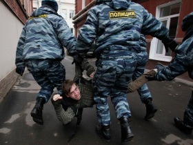 задержание Матвея Крылова возле Тверского суда. Фото из блога halfaman.livejournal.com