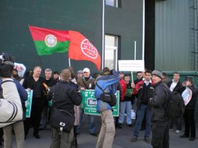 Пикет работников Heineken. Фото с сайта: iuf.ru