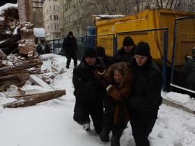 Охрана выводит активистов со стройки в Большом Козихинском Фото: Василий Иванов, Каспаров.Ru