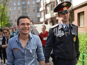 Илья Яшин по дороге в суд. Фото: ria.ru