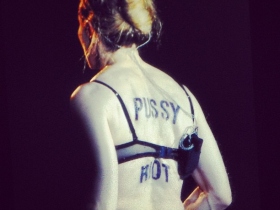Мадонна на концерте в Москве. Фото из "Твиттера" @gruppa_voina