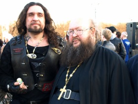 Игумен Сергий Рыбко (справа). Фото: moscow-live.ru